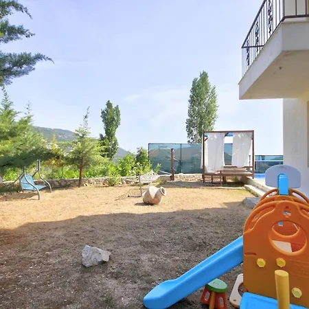 Kalkan'da Deniz Manzarali, 10 Kisilik Havuzlu Villa