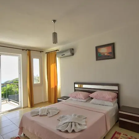 Kalkan'da Deniz Manzarali, 10 Kisilik Havuzlu Villa