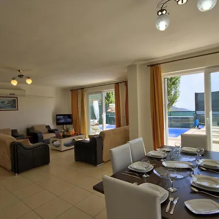 Kalkan'da Deniz Manzarali, 10 Kisilik Havuzlu *