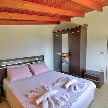 Kalkan'da Deniz Manzarali, 10 Kisilik Havuzlu Villa